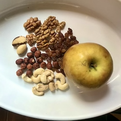 Apfel mit Nüssen
