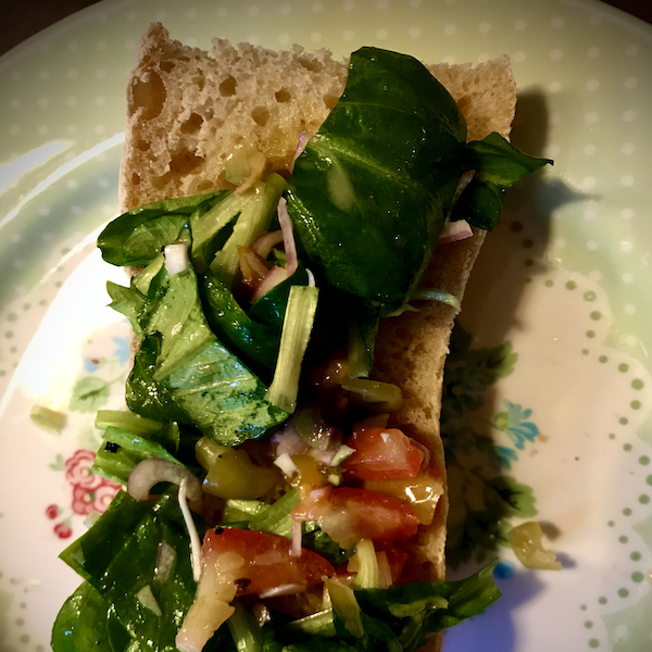 Knoblauchbrot mit Salat